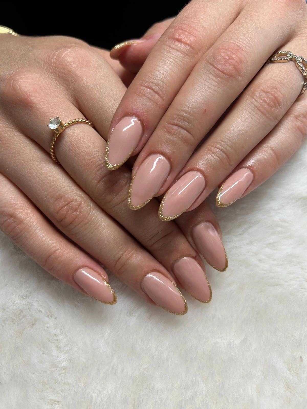 Elegante Nude-Nägel mit goldenen Spitzen